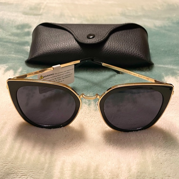 Accessories - Classic Retro Vintage Cat Eye Sunglasses for Women w/Case